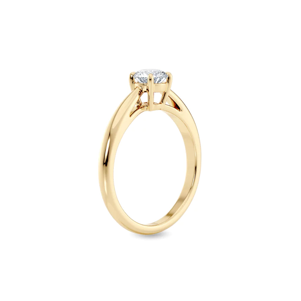 Diamantring tapered i gult gull med en 0,50 ct lab diamant, vist stående fra siden, designet av Hartwell.