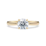 Diamantring tapered i gult gull med en 1,00 ct lab diamant vist liggende forfra, designet av Hartwell.