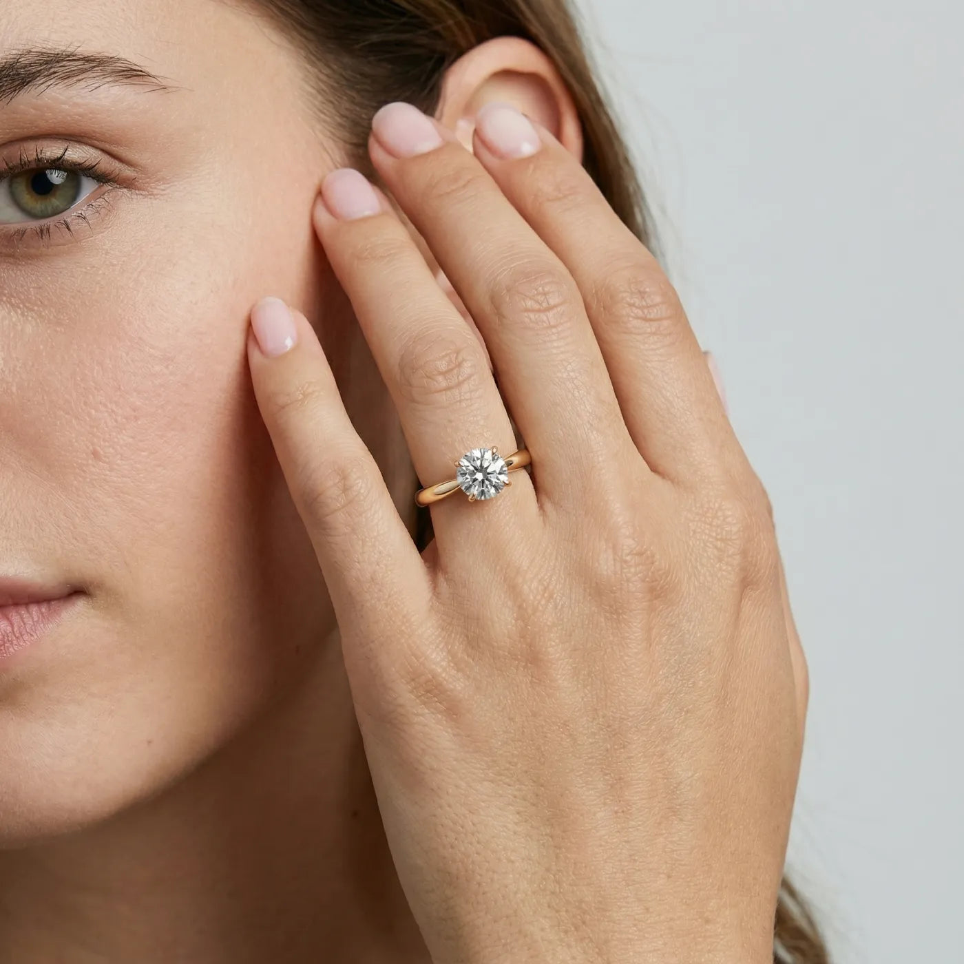 Tapered  gult gull diamantring med 1 ct lab diamant – lifestyle-bilde på modell