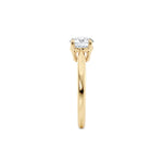 Diamantring tapered i gult gull med en 1,00 ct lab diamant, fokus på ringskinnen sett rett forfra, designet av Hartwell.