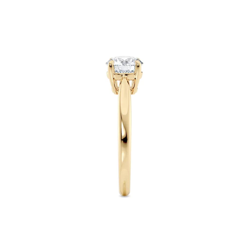 Diamantring tapered i gult gull med en 1,00 ct lab diamant, fokus på ringskinnen sett rett forfra, designet av Hartwell.