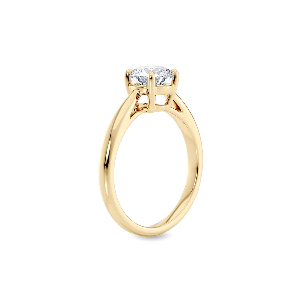 Diamantring tapered i gult gull med en 1,00 ct lab diamant,  vist stående fra siden, designet av Hartwell.