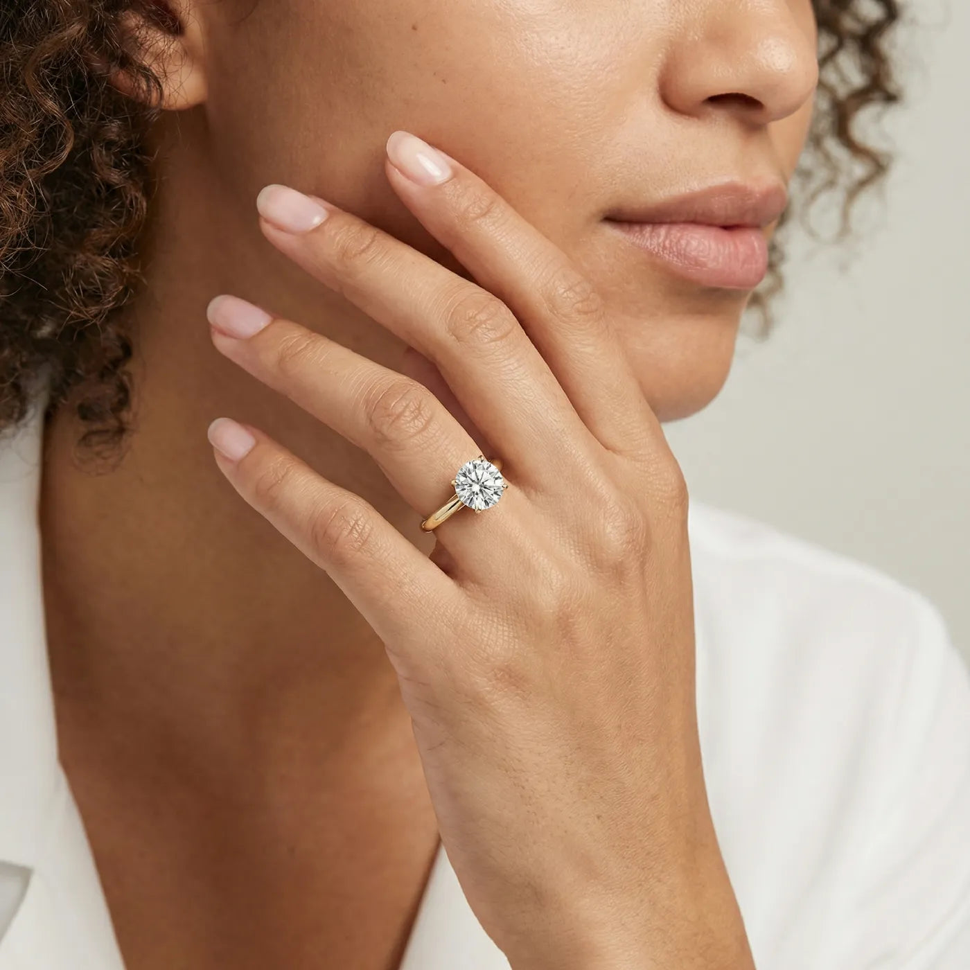 2 ct tapered diamantring i gult gull med lab diamant vist på modell i naturlig lys