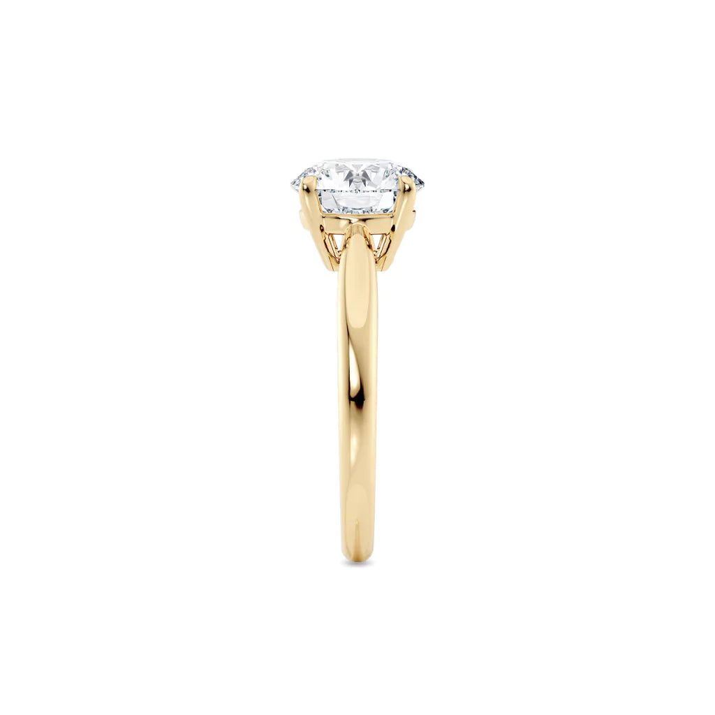 Diamantring tapered i gult gull med en 2,00 ct lab diamant, fokus på ringskinnen sett rett forfra, designet av Hartwell.