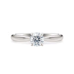 Diamantring tapered i hvitt gull med en 0,50 ct lab diamant vist liggende forfra, designet av Hartwell.