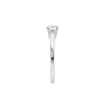 Diamantring tapered i hvitt gull med en 0,50 ct lab diamant, fokus på ringskinnen sett rett forfra, designet av Hartwell.
