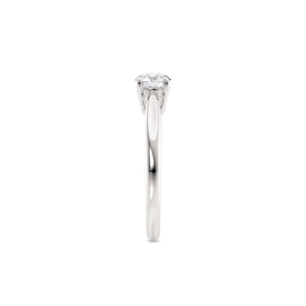 Diamantring tapered i hvitt gull med en 0,50 ct lab diamant, fokus på ringskinnen sett rett forfra, designet av Hartwell.