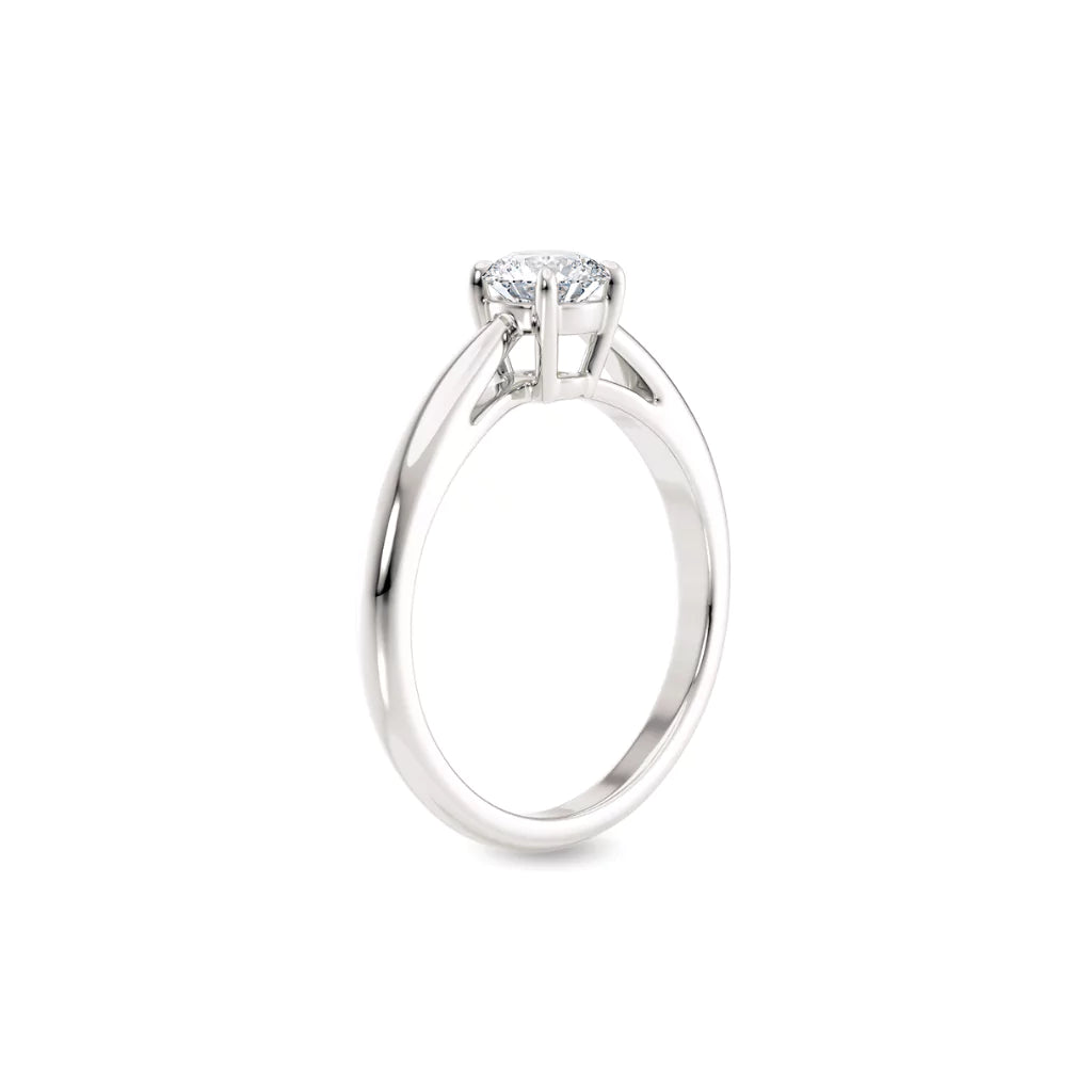 Diamantring tapered i hvitt gull med en 0,50 ct lab diamant,  vist stående fra siden, designet av Hartwell.