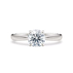 Diamantring tapered i hvitt gull med en 1,00 ct lab diamant vist liggende forfra, designet av Hartwell.