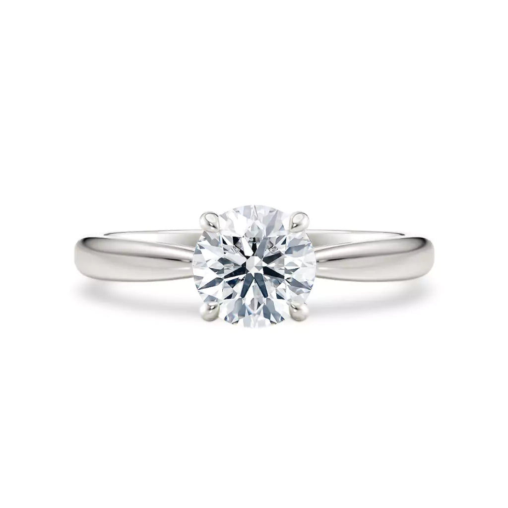 Diamantring tapered i hvitt gull med en 1,00 ct lab diamant vist liggende forfra, designet av Hartwell.