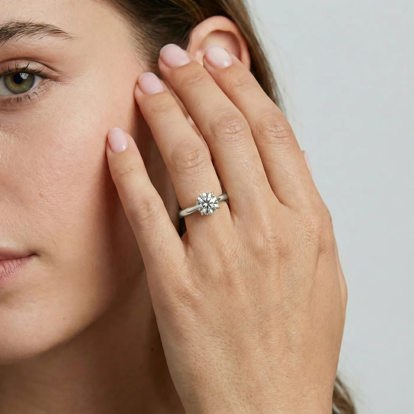 Tapered hvitt gull diamantring med 1 ct lab diamant – lifestyle-bilde på modell.