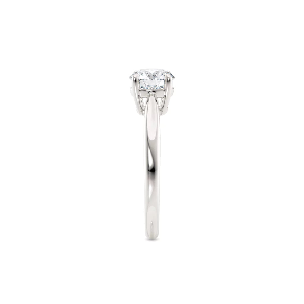 Diamantring tapered i hvitt gull med en 1,00 ct lab diamant, fokus på ringskinnen sett rett forfra, designet av Hartwell.