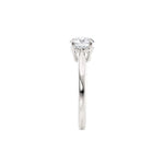 Diamantring tapered i hvitt gull med en 1,00 ct lab diamant, fokus på ringskinnen sett rett forfra, designet av Hartwell.