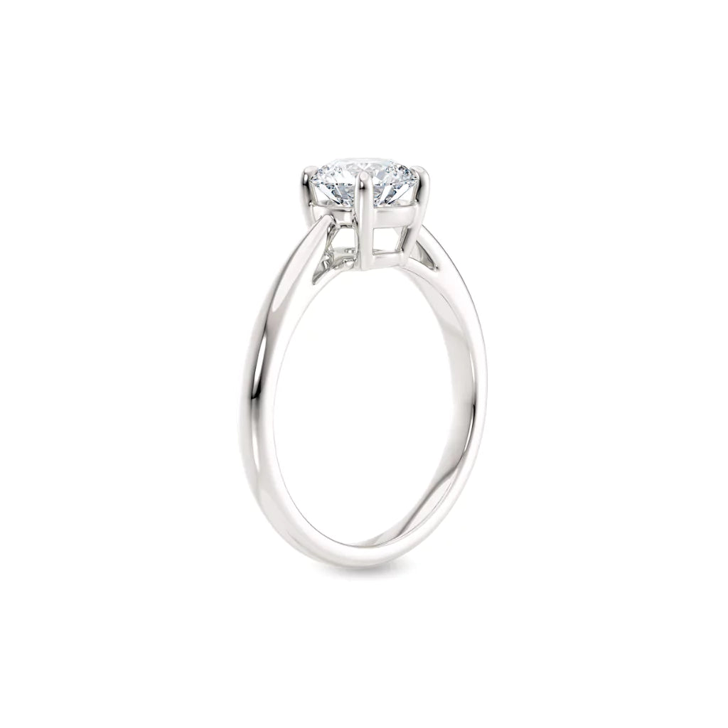 Diamantring tapered i hvitt gull med en 1,00 ct lab diamant,  vist stående fra siden, designet av Hartwell.