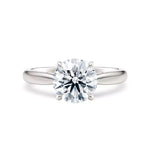 Diamantring tapered i hvitt gull med en 2,00 ct lab diamant vist liggende forfra, designet av Hartwell.
