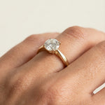 Diamantring tapered i hvitt gull med en 2,00 ct lab diamant vist på fingeren til en modell, designet av Hartwell 