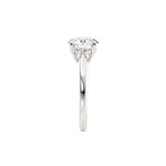 Diamantring tapered i hvitt gull med en 2,00 ct lab diamant, fokus på ringskinnen sett rett forfra, designet av Hartwell.