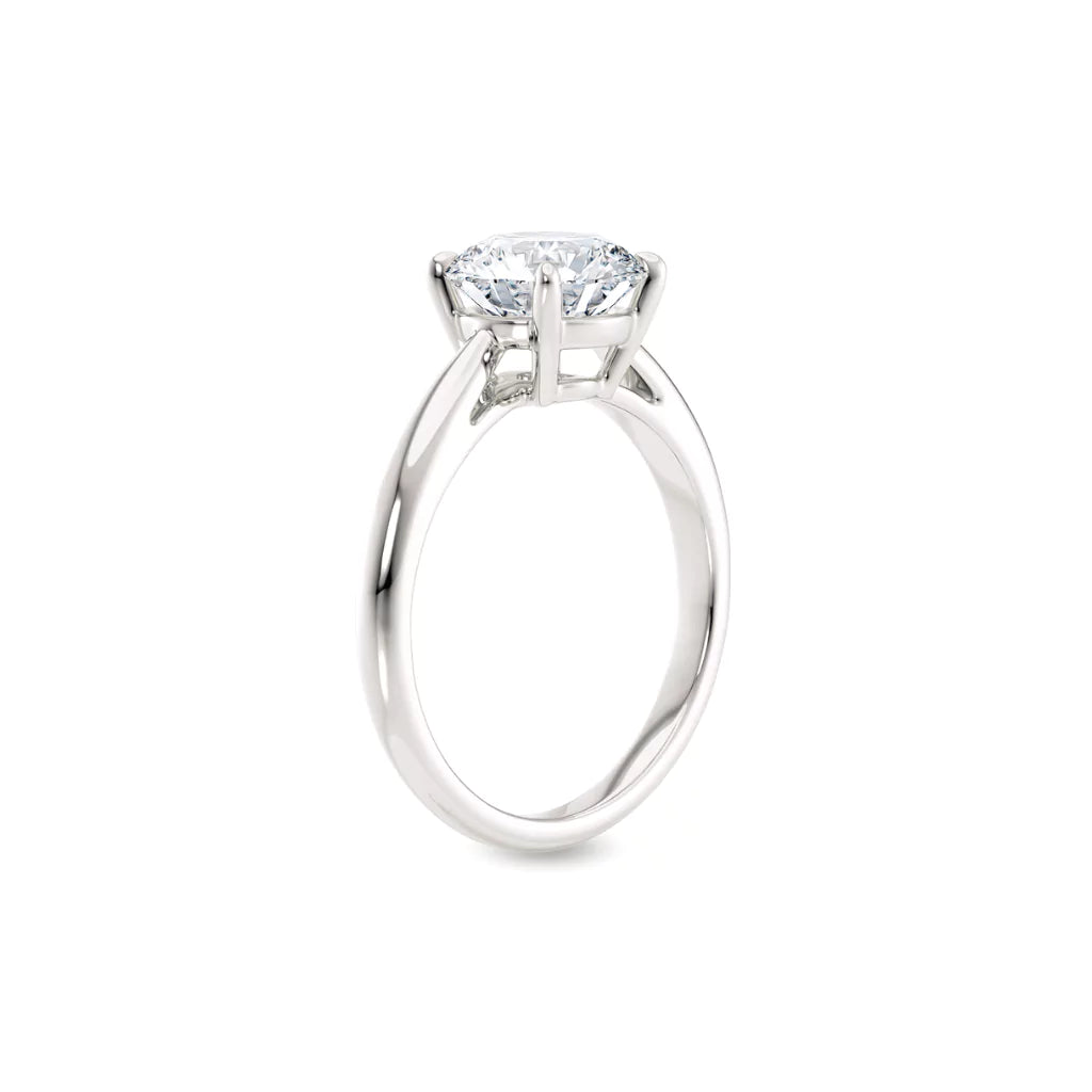 Diamantring tapered i hvitt gull med en 2,00 ct lab diamant,  vist stående fra siden, designet av Hartwell.