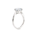 Diamantring tapered i hvitt gull med en 2,00 ct lab diamant,  vist stående fra siden, designet av Hartwell.