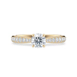 Diamantring tapered pavé gult gull med 0,75 ct med lab-diamant, vist liggende forfra, designet av Hartwell.