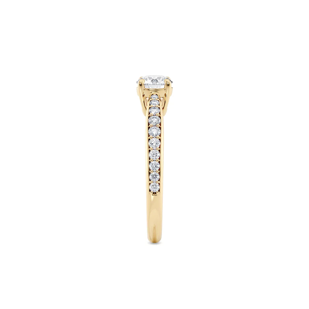 Diamantring tapered pavé gult gull med 0,75 ct med lab-diamant, fokus på ringskinnen sett rett forfra, designet av Hartwell.