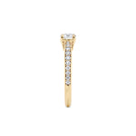 Diamantring tapered pavé gult gull med 0,75 ct med lab-diamant, fokus på ringskinnen sett rett forfra, designet av Hartwell.