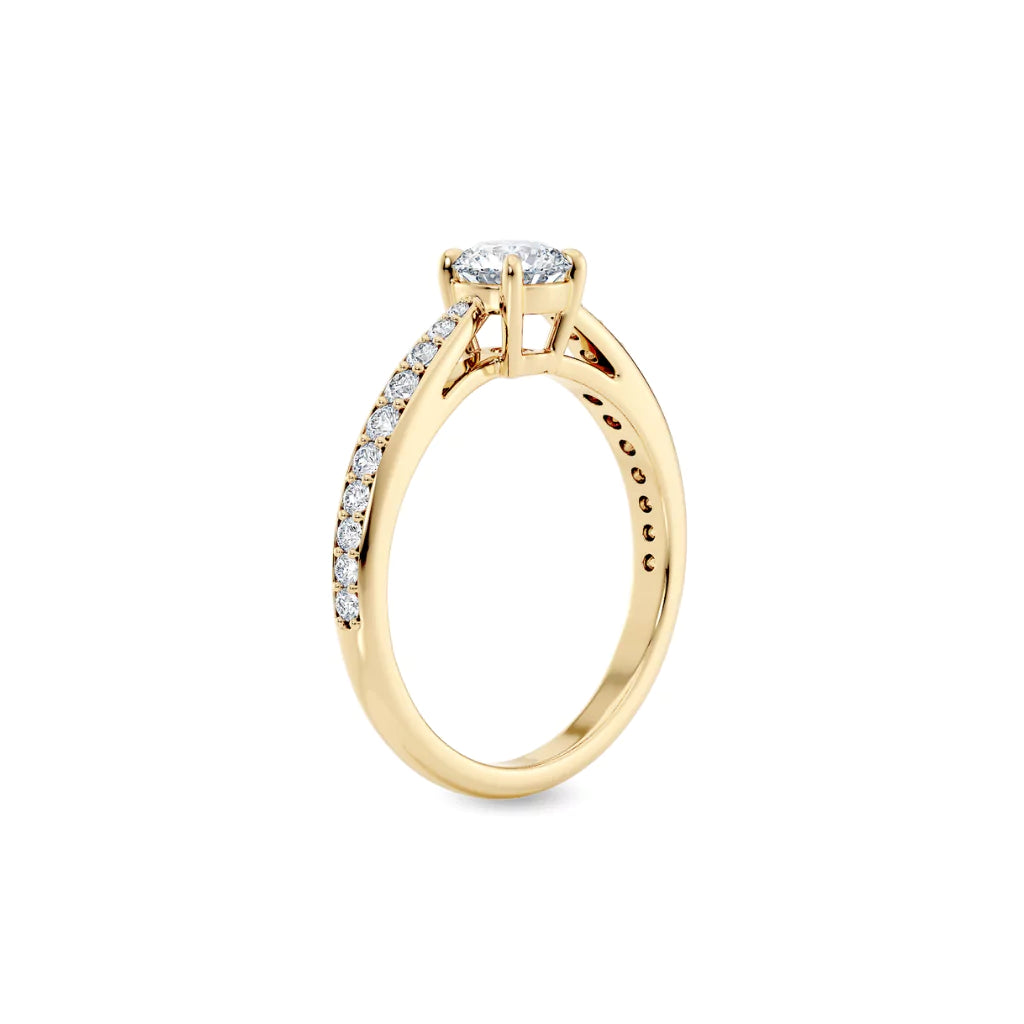 Diamantring tapered pavé gult gull med 0,75 ct med lab-diamant, vist stående fra siden, designet av Hartwell.