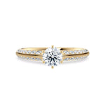 Diamantring tapered pavé gult gull med 0,90 ct med lab-diamant, vist liggende forfra, designet av Hartwell.