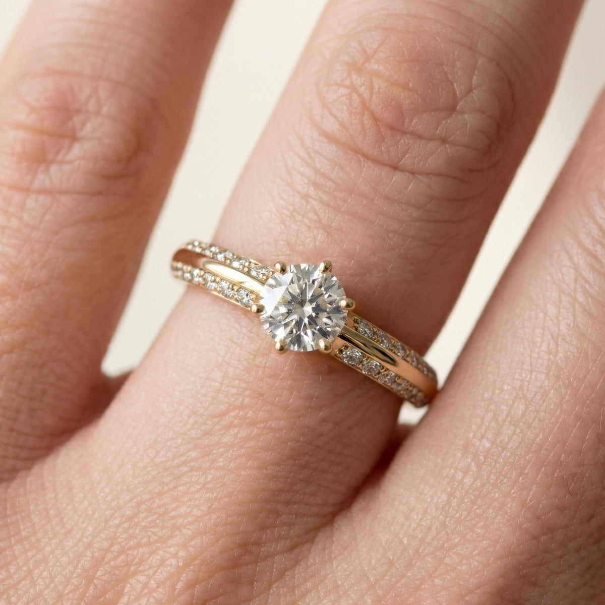 Diamantring tapered pavé gult gull med 0,90 ct med lab-diamant, vist på fingeren til en modell, designet av Hartwell.