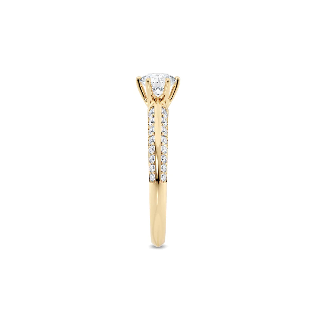 Diamantring tapered pavé gult gull med 0,90 ct med lab-diamant, fokus på ringskinnen sett rett forfra, designet av Hartwell.
