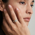 Tapered diamantring i gult gull med pave diamanter 1,27 carat på modell i naturlig lys.