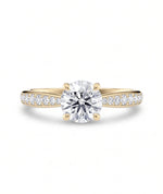 Diamantring tapered pavé gult gull med 1,27 ct med lab-diamant, vist liggende forfra, designet av Hartwell.
