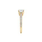 Diamantring tapered pavé gult gull med 1,27 ct med lab-diamant, fokus på ringskinnen sett rett forfra, designet av Hartwell.