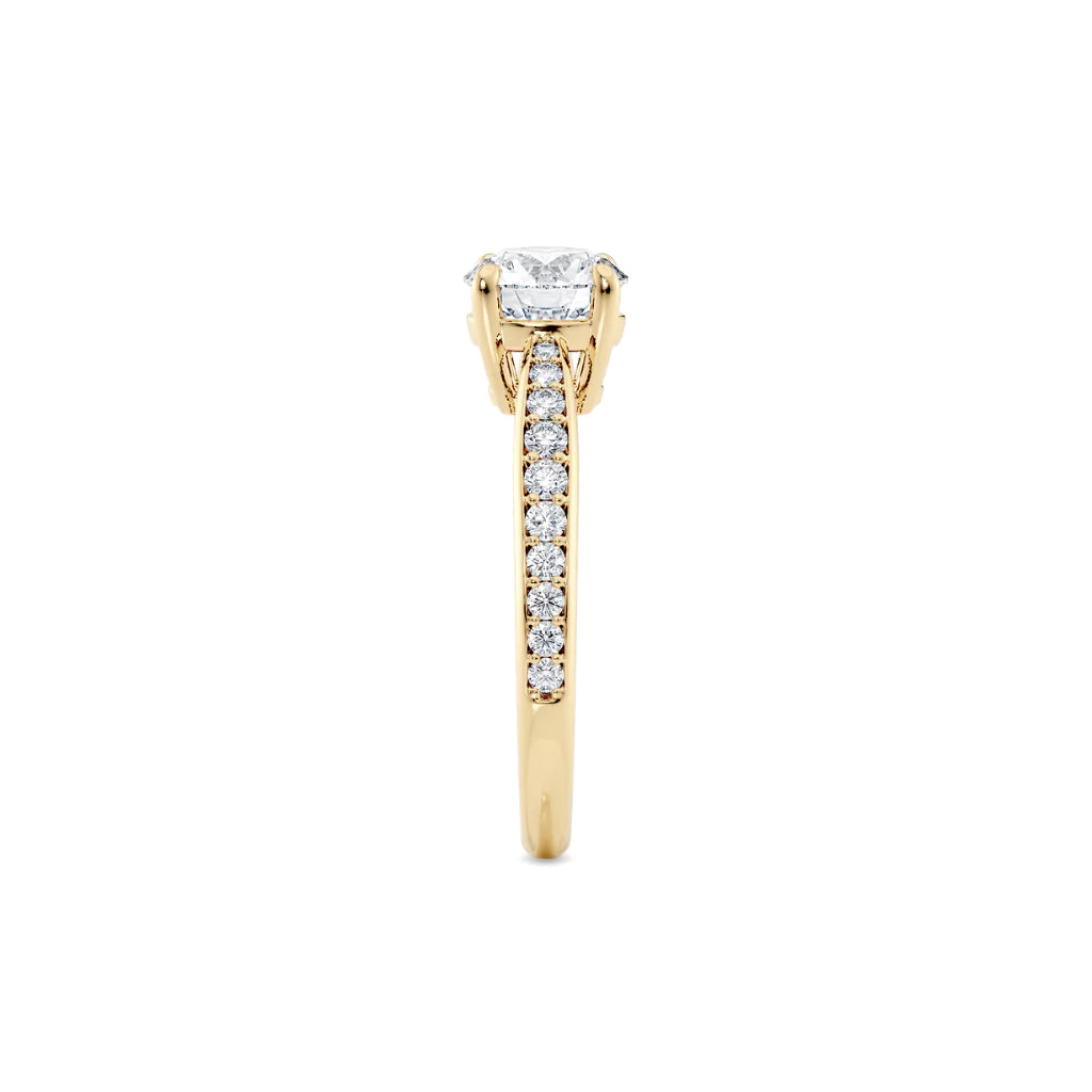 Diamantring tapered pavé gult gull med 1,27 ct med lab-diamant, fokus på ringskinnen sett rett forfra, designet av Hartwell.