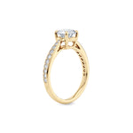 Diamantring tapered pavé gult gull med 1,27 ct med lab-diamant, vist stående fra siden, designet av Hartwell.
