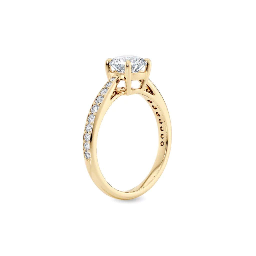 Diamantring tapered pavé gult gull med 1,27 ct med lab-diamant, vist stående fra siden, designet av Hartwell.