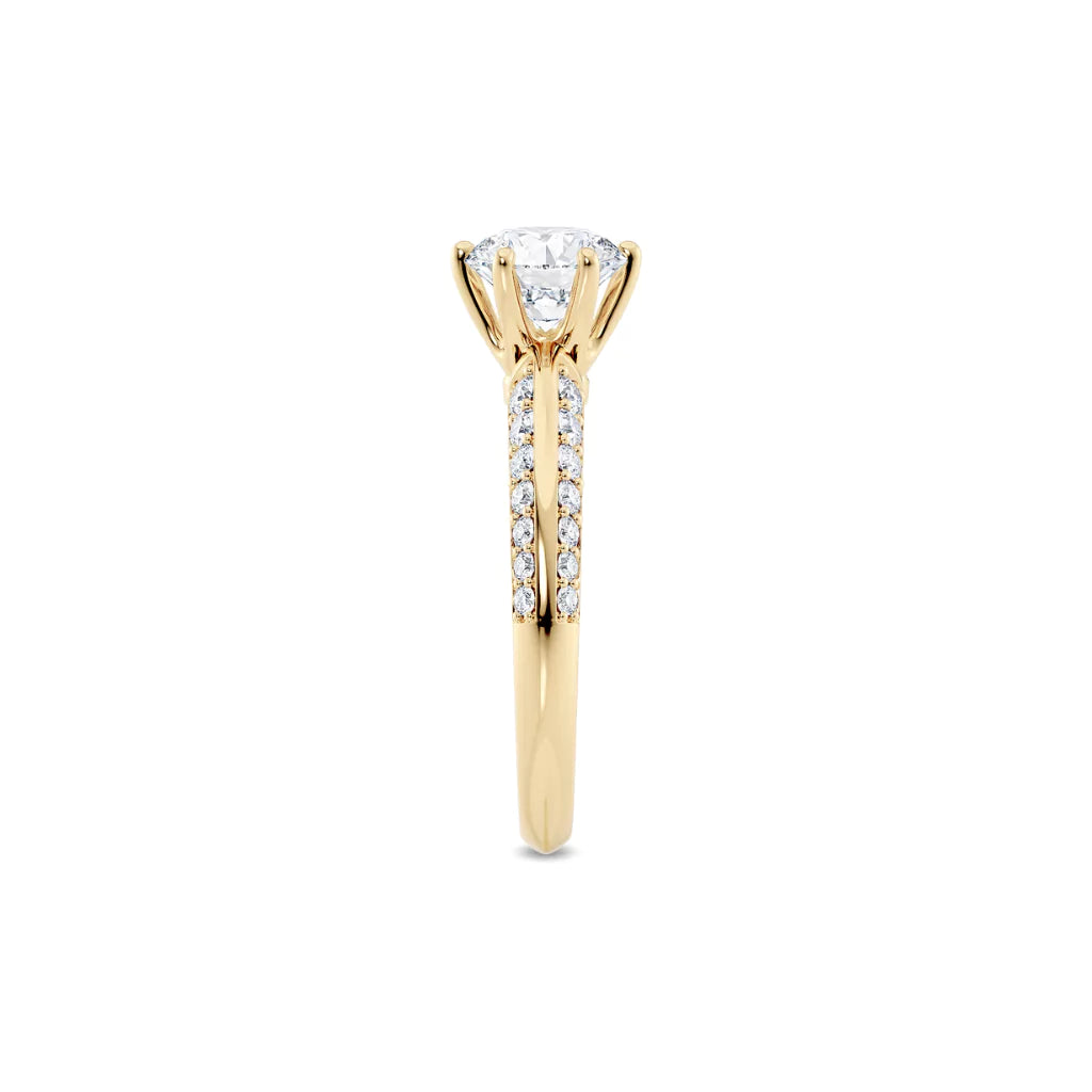 Diamantring tapered pavé gult gull med 1,40 ct med lab-diamant, fokus på ringskinnen sett rett forfra, designet av Hartwell.
