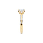 Diamantring tapered pavé gult gull med 1,40 ct med lab-diamant, fokus på ringskinnen sett rett forfra, designet av Hartwell.
