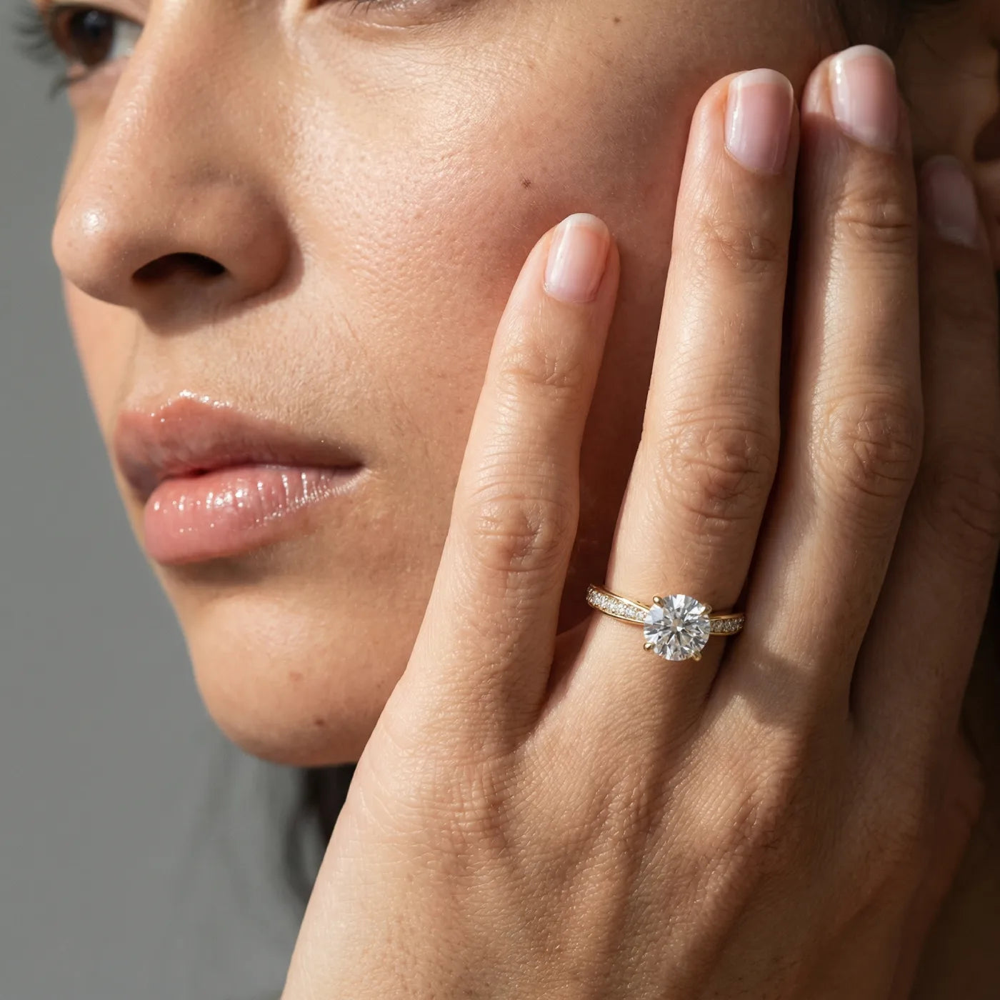 Tapered diamantring i gult gull med pave diamanter 2,30 carat på modell i naturlig lys.