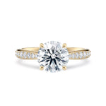 Diamantring tapered pavé gult gull med 2,30 ct med lab-diamant, vist liggende forfra, designet av Hartwell.
