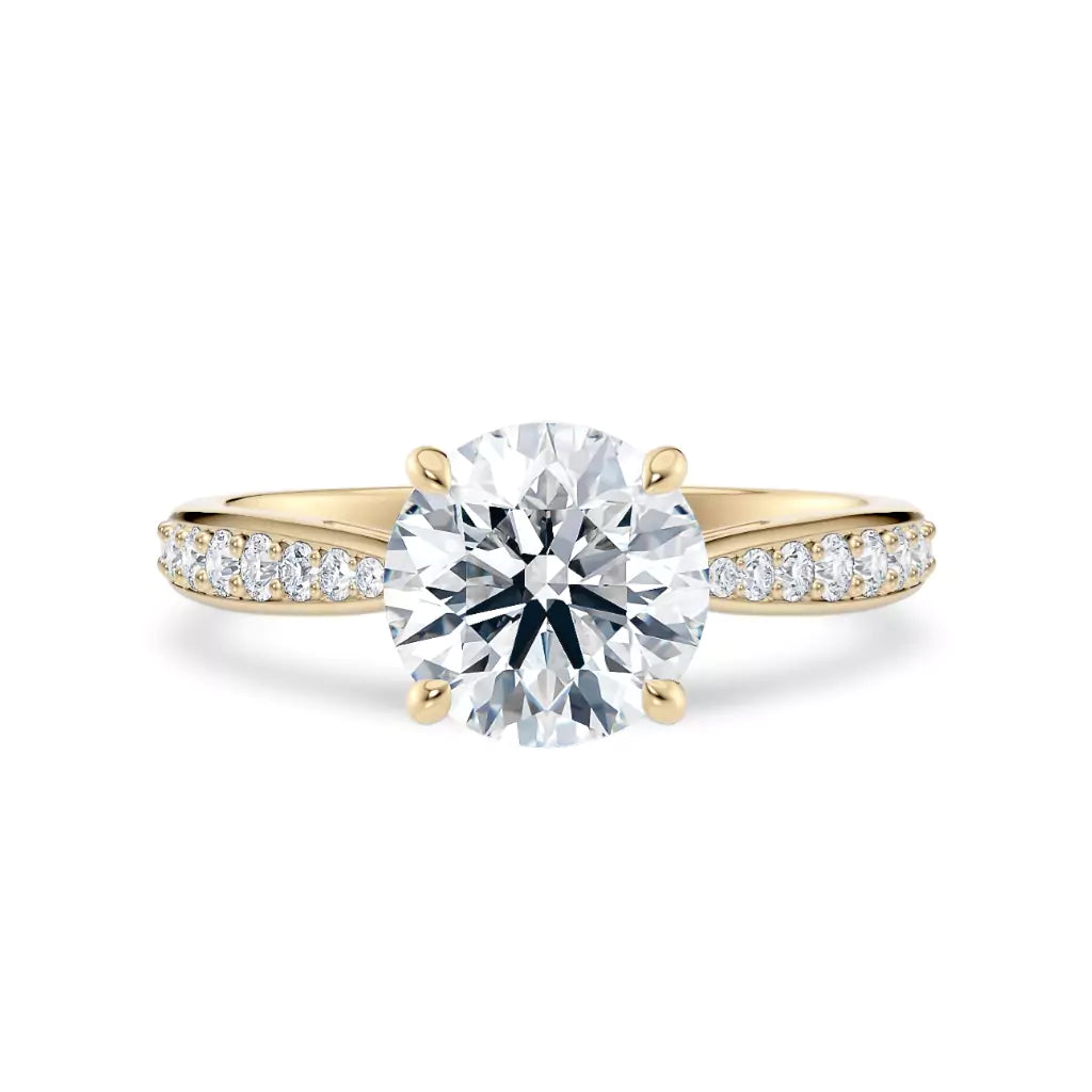 Diamantring tapered pavé gult gull med 2,30 ct med lab-diamant, vist liggende forfra, designet av Hartwell.
