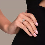 Diamantring tapered pavé gult gull med 2,30 ct med lab-diamant, vist på fingeren til en modell, designet av Hartwell.