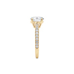 Diamantring tapered pavé gult gull med 2,30 ct med lab-diamant, fokus på ringskinnen sett rett forfra, designet av Hartwell.