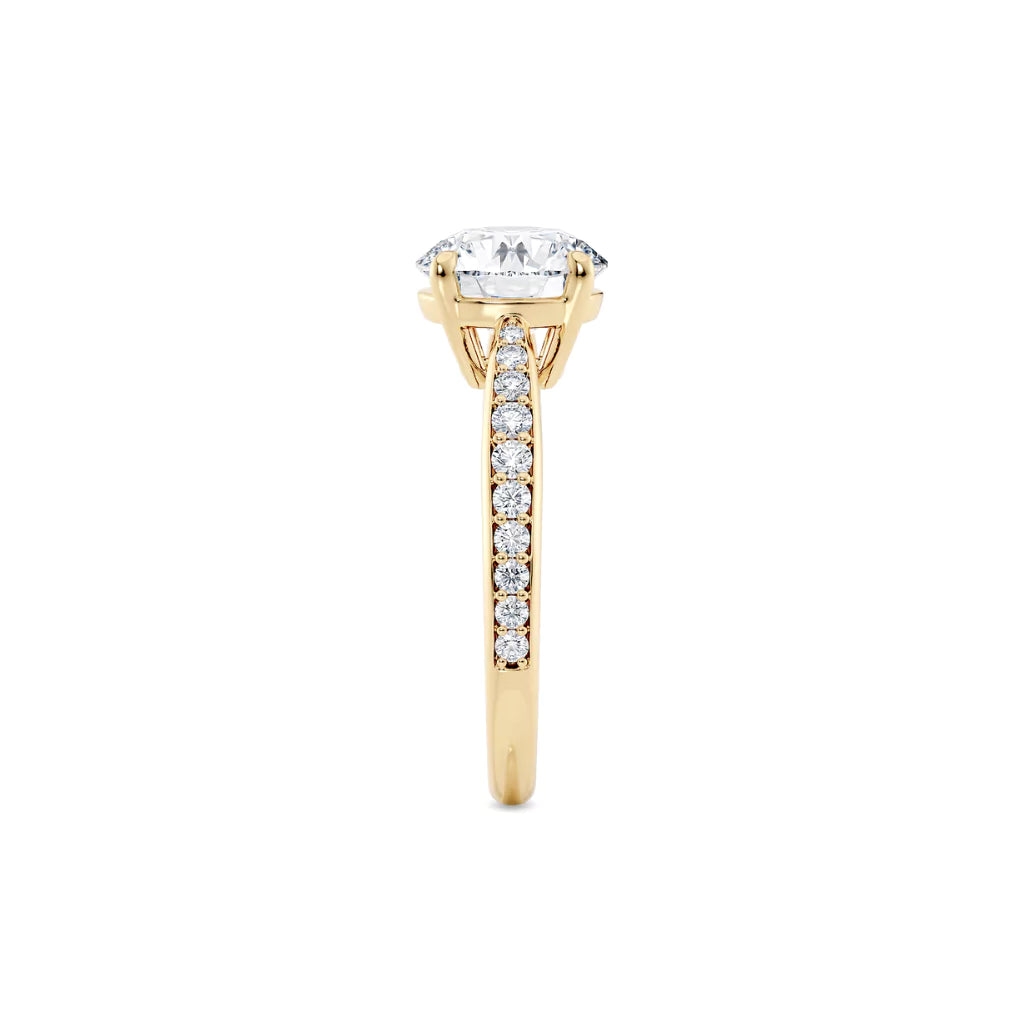 Diamantring tapered pavé gult gull med 2,30 ct med lab-diamant, fokus på ringskinnen sett rett forfra, designet av Hartwell.