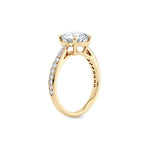 Diamantring tapered pavé gult gull med 2,30 ct med lab-diamant, vist stående fra siden, designet av Hartwell.