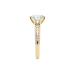 Diamantring tapered pavé gult gull med 2,50 ct med lab-diamant, fokus på ringskinnen sett rett forfra, designet av Hartwell.