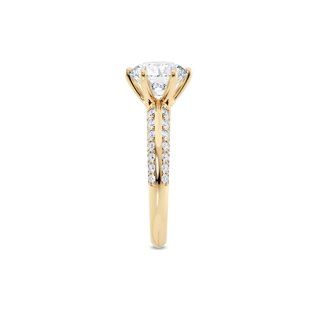 Diamantring tapered pavé gult gull med 2,50 ct med lab-diamant, fokus på ringskinnen sett rett forfra, designet av Hartwell.