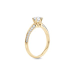 Diamantring tapered pavé gult gull med 0,90 ct med lab-diamant, vist stående fra siden, designet av Hartwell.
