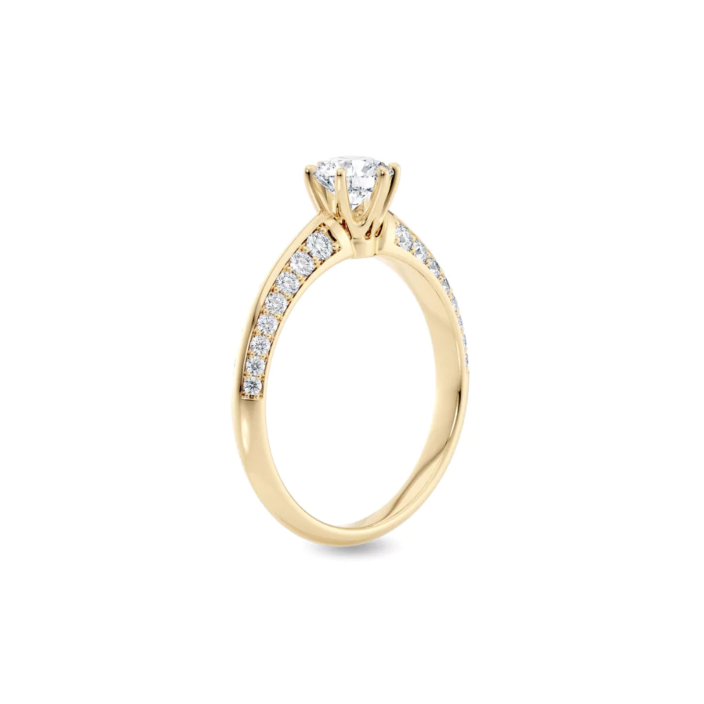 Diamantring tapered pavé gult gull med 0,90 ct med lab-diamant, vist stående fra siden, designet av Hartwell.
