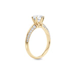 Diamantring tapered pavé gult gull med 1,40 ct med lab-diamant, vist stående fra siden, designet av Hartwell.
